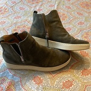 Sofft Hunter green suede boots with athletic casual sole, leather upper and sock
